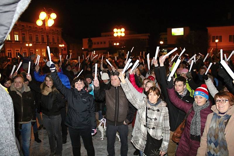 Svůj nesouhlas se zvolením Zdeňka Ondráčka, poslance za KSČM, do čela Stálé komise pro kontrolu činnosti Generální inspekce bezpečnostních sborů PSP ČR, přišly na  náměstí T. G. Masaryka v Rožnově pod Radhoštěm vyjádřit stovky lidí.