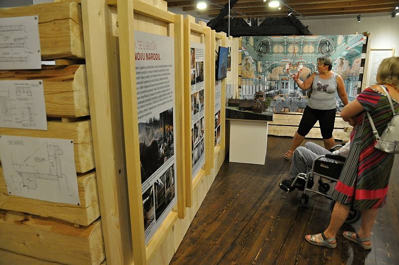 Návštěvníci rožnovského skanzenu si prohlížejí výstavu Libušín znovuzrozený; Valašské muzeum v přírodě v Rožnově, Sušák, 1. patro, srpen 2020