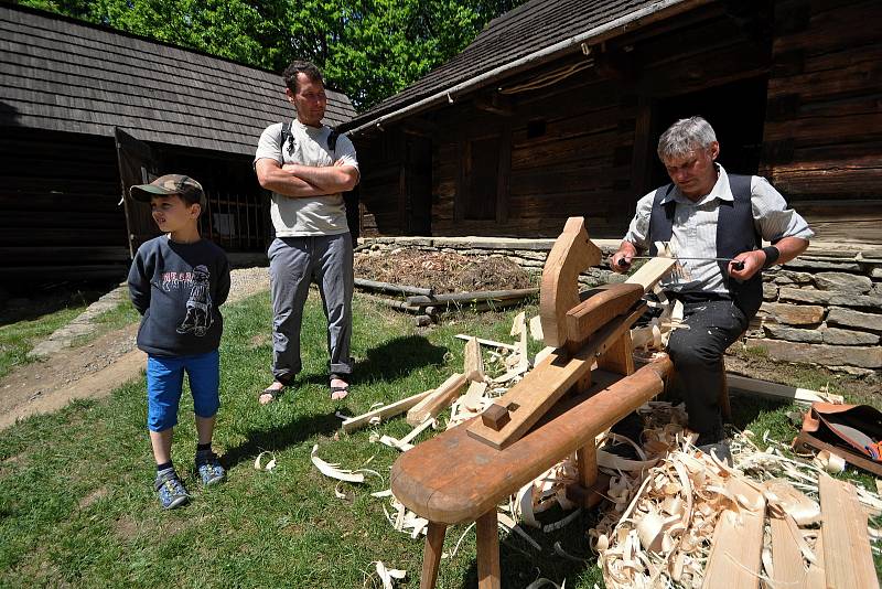 Tradičními jarními pracemi ožila v sobotu 21. května Valašská dědina ve Valašském muzeu v přírodě v Rožnově pod Radhoštěm. Návštěvníci areálu mohli vidět činnosti spojené především s domácími pracemi kolem chalupy a v zemědělství na Valašsku