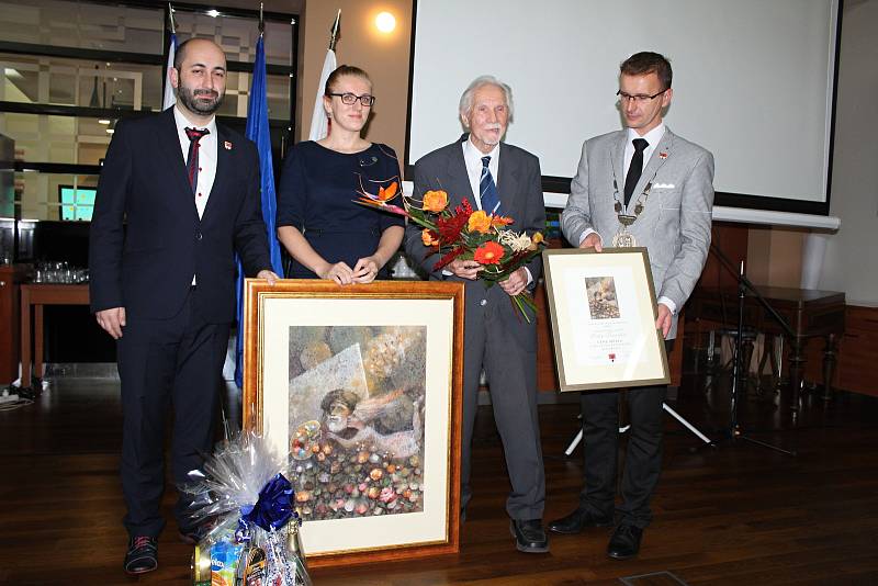 Cenu města Rožnov pod Radhoštěm udělila historicky poprvé rožnovská radnice Oceněný je spisovatel Richard Sobotka a akademický malíř Miloš Šimurda. Další ocenění - Cenu starosty města, získal Spolek rožnovských žen. Cenu přebírala předsedkyně Marie Rethyo