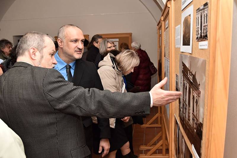 Zahájení výstavy fotografií Libora Cabáka s názvem Zmizelá židovská stopa, v níž autor z větší části zaniklé židovské dědictví zejména na Valašsku. Výstava je k vidění v Muzejním a galerijním centru Zámku Žerotínů; 16. února 2020