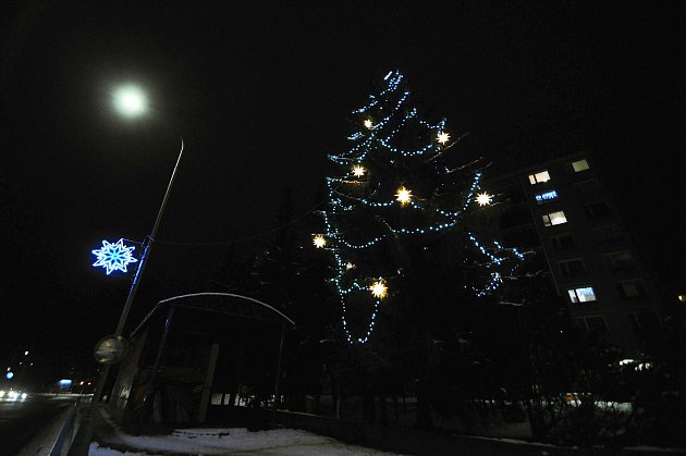 Vánoční výzdoba ve Valašském Meziříčí - vánoční strom v Sokolské ulici