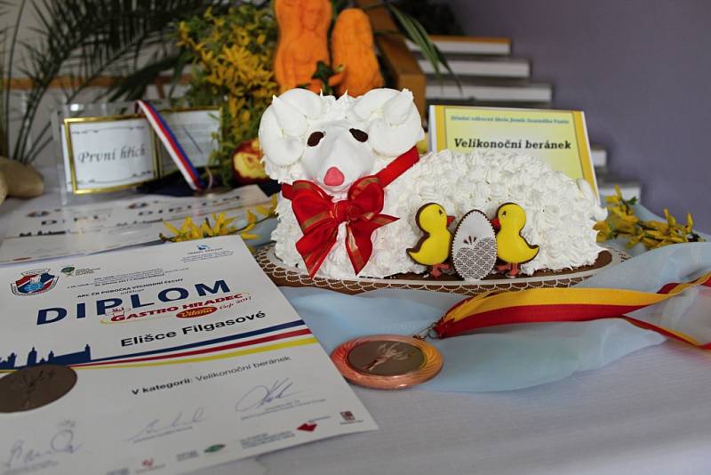 Žákyně oboru cukrář ze Střední odborné školy Josefa Sousedíka ve Vsetíně vystavovaly své vítězné cukrářské a vyřezávané výrobky.