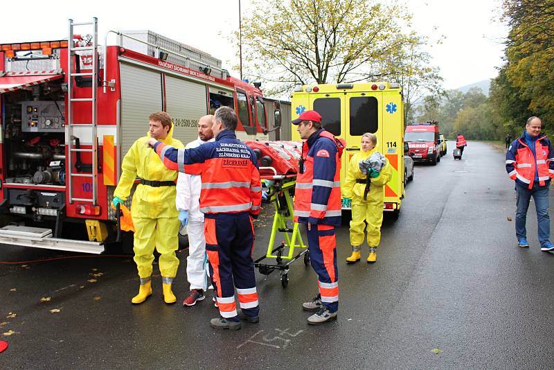 Policisté uzavřeli neprodyšně v úterý v 9 hodin ráno prostranství u stadionu na Ohradě. Všechny složky Integrovaného záchranného systému se tu sjely, aby nacvičily záchyt pacienta s vysoce nakažlivou nemocí.