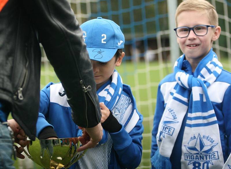 Fotbalisté Vigantic (v černém) se rozloučili s podzimní části I. A třídy skupiny A v derby s Rožnovem pod Radhoštěm přesvědčivou výhrou 5:0. Lví podíl na ni měli největší hvězdy Vigantic Milan Baroš a René Bolf, kteří dali po jedné brance, domácí útočník 