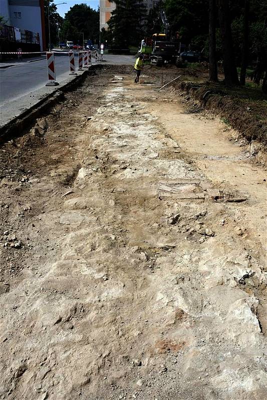 V Žerotínově ulici ve Valašském Meziříčí narazili dělníci při stavbě nového chodníku a pruhu pro cyklisty na základy původní městské hradby a dvou domů.