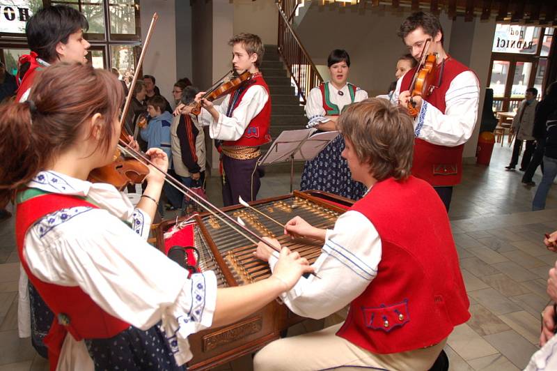 Velikonoční výstava a ukázky řemesel v Hovězí, pletení tatarů, zdobení kraslic, vynášení Mařeny, folklor, otevření výstavy velikonočních kraslic a vajíček dětí z mateřských škol Hornovsacka, Hovězí