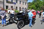 Majitelé historických vozidel přihlášených do tradiční soutěže Veteráni Valašskem se v sobotu 21. května 2016 zastavili ve Valašském Meziříčí