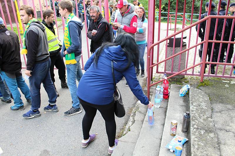 Nová pravidla musí fanoušci Na Lapači respektovat. Při vstupu se musí podrobit kontrole. Vnášení vlastního jídla a pití je zakázáno.