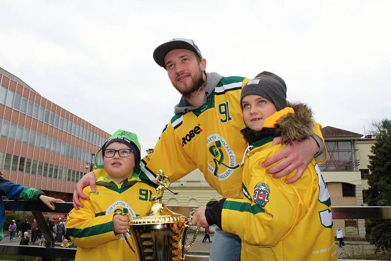 Před vsetínskou radnicí se v sobotu odpoledne sešly žlutozelené davy hokejových fandů, aby oslavily obrovský úspěch vsetínských hokejistů, kteří si čtvrteční výhrou nad Jabloncem zajistili postup do první ligy. Tým vítězů svým fanouškům vyjádřil díky za n