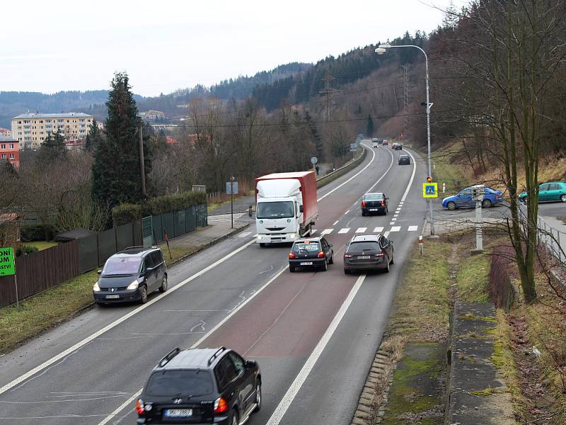 Radar nutí řidiče na křižovatce v Potůčkách zpomalit. Tím přispívá k větší bezpečnosti chodců a také snazšímu výjezdu aut ze sídliště Rybníky.