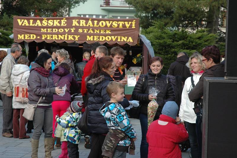 Do posledního místa zaplnili v pátek (23. 10.) obyvatelé a návštěvníci města rožnovské Masarykovo náměstí. 