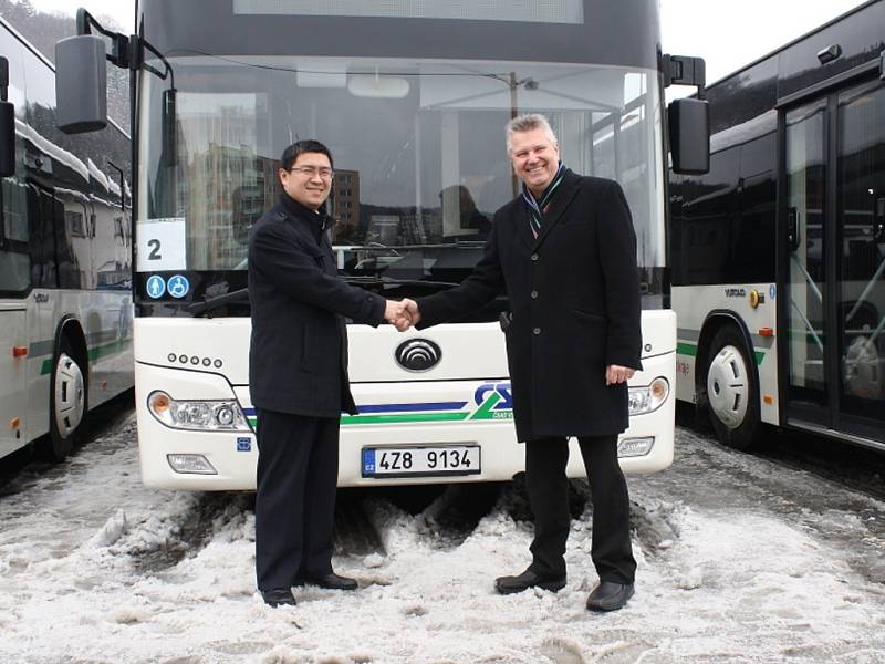 Společnost ČSAD Vsetín si od čínského výrobce převzala prvních devět autobusů Yutong z nasmlouvaných sedmnácti