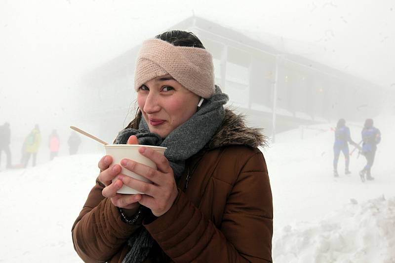 Vládní nařízení v současné době neumožňují obnovené památce Libušín na Pustevnách běžný provoz. Jako v řadě jiných gastro provozů, i zde otevřeli alespoň výdejní okénko; sobota 30. ledna 2021