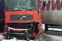 Dopravní nehoda dvou kamionů v Horní Bečvě.