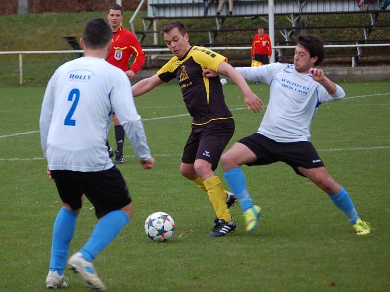 Fotbalisté Hutiska (tmavší dresy) doma porazili Jablůnku 3:0.