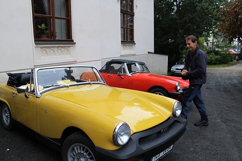 Historické automobily a motocykly z rožnovského Autoklubu byly k vidění v sobotu 16. září 2017 na nádvoří zámku Lešná u Valašského Meziříčí.