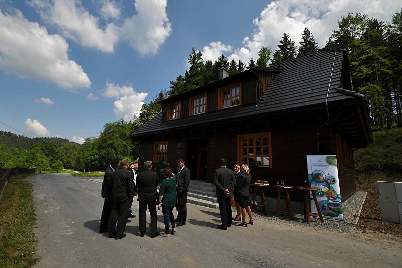 Slavnostní otevření nové hájovny, kterou ve Valašské Bystřici postavily Lesy ČR. Stojí na místě roubenky z roku 1920, která se přesouvá do nově vznikajícího areálu Kolibiska ve Valašském muzeu v přírodě v Rožnově.