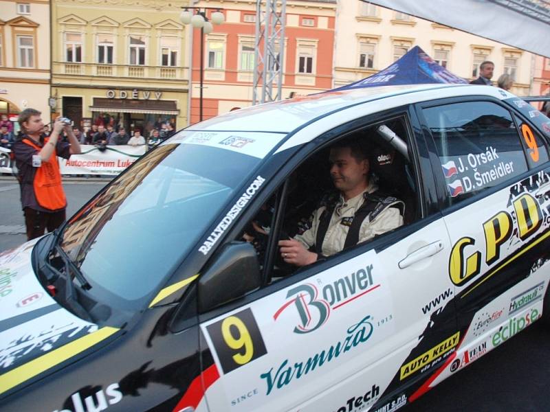 Bonver Valašská rally 2012 – start na náměstí ve Valašském Meziříčí.