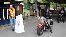 Veterán Car Club Rožnov pod Radhoštěm uspořádal pro majitele i všechny milovníky historických motorek a automobilů tradiční orientační jízdu Veteráni Valašskem. Majitelé skvostů, ve kterých jezdili naši dědečci a babičky odstartovali v sobotu v 9.30 z aut