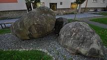 Vidče - kamenné koule umístěné u obecního úřadu ve Vidči.