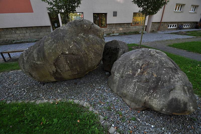 Vidče - kamenné koule umístěné u obecního úřadu ve Vidči.