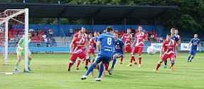 Fotbalisté Vsetína (červené dresy) v předkole MOL Cupu deklasovali Valašské Meziříčí 7:1.