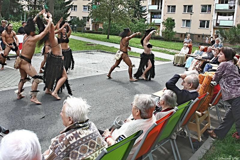 Tanečníci, tanečnice a muzikanti z Velikonočních ostrovů, kteří jsou hosty 50. MFF Liptálské slavnosti, vystupují ve čtvrtek 22. srpna 2019 pro klienty Domova Harmonie ve Vsetíně.