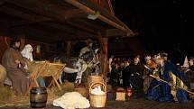 Sobotní podvečer zpříjemnil návštěvníkům Dřevěného městečka živý betlém.