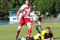 Vsetín (s míčem Jiří Válek) doma porazil Nedašov 5:0.