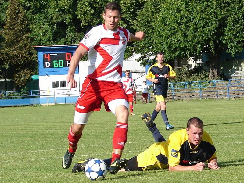 Vsetín (s míčem Jiří Válek) doma porazil Nedašov 5:0.