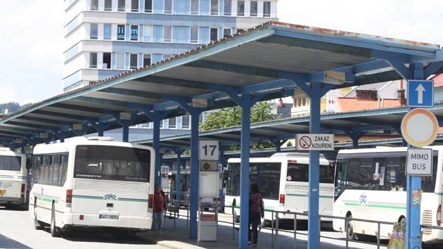 Lidem ve Vsetíně vadí na autobusovém nádraží hlavně neuklizené okolí popelnic a čekárna.