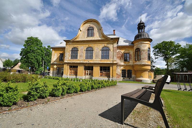 Stavbu braneckého zámku zahájil na počátku 18. století držitel braneckého léna rytíř František Erasmus Lockner. V polovině 19. st. byla přistavěna dvě boční křídla, ve stejném století pak následovala výrazná přestavba zámku v tehdy módním romantickém hist