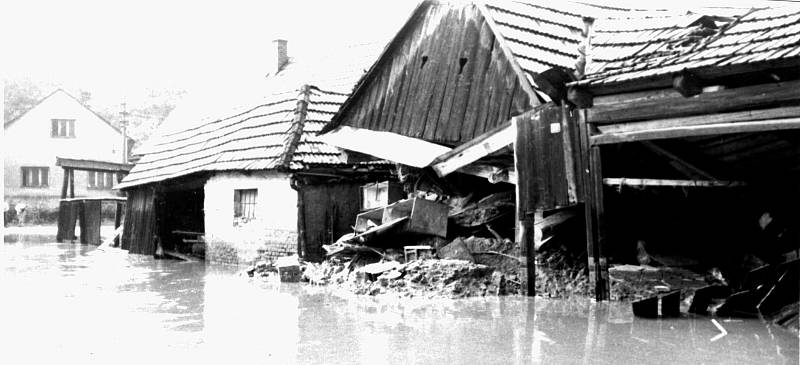 Povodeň. V červenci 1980 postihla obec povodeň. Při ní byly vodou stržené dva domy.
