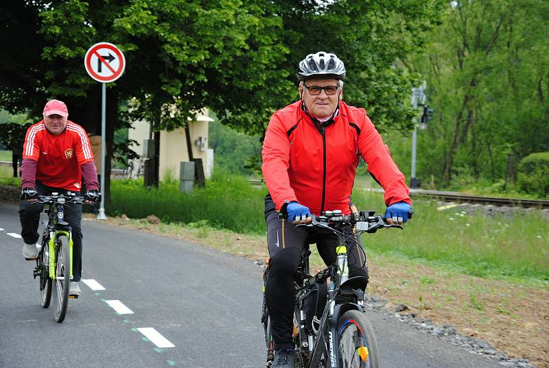 Jednasedmdesátiletý cykloturista Milan Stavinoha z Poličné (v popředí) projíždí po nově otevřeném úseku cyklostezky mezi Poličnou a Brankami na Valašskomeziříčsku; pátek 29. května 2020