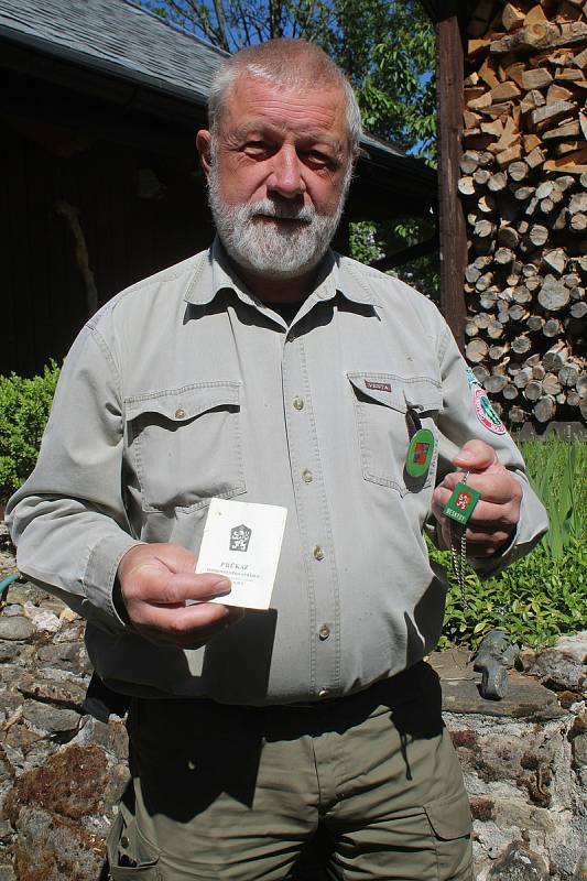 Jaromír Navrátil je dobrovolným strážcem CHKO Beskydy. Pulčínské skály mu učarovaly už v dětství. Je i okolí chrání už přes čtyřicet let. Na snímku staré (v rukou) i nové označení Stráže přírody.