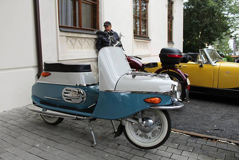 Historické automobily a motocykly z rožnovského Autoklubu byly k vidění v sobotu 16. září 2017 na nádvoří zámku Lešná u Valašského Meziříčí.