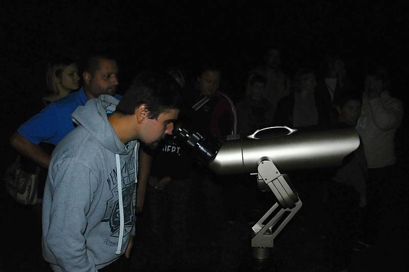 Mladý muž sleduje v úterý 16. července 2019 dalekohledem částečné zatmění Měsíce na Hvězdárně Valašské Meziříčí.