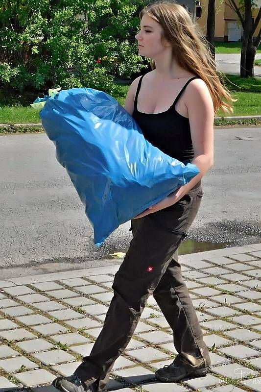 Lidé z Valašska nashromáždili v dobročinné sbírce šatstva pořádané ve dnech 19. - 21. května 2022 vsetínskou Diakonií téměř šest tun nepotřebného oblečení, hraček a dalších věcí.