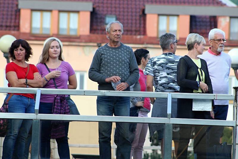 Ve Vsetíně začala 11. září 2020 tradiční akce Valašské Záření. Letošní 22. ročník provází kvůli COVID zpřísněná hygienická pravidla.