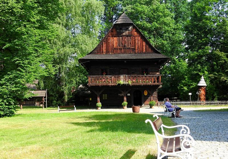 Dřevěné městečko a Valašská dědina - Valašské muzeum v přírodě v Rožnově pod Radhoštěm.