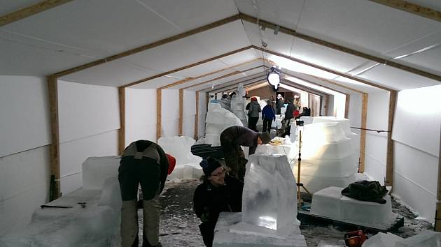 V Rožnově pod Radhoštěm začal další ročník sochařského sympozia Ledové a sněhové království. Sochy ze sněhu a ledu si mohou návštěvníci prohlédnout od 30. prosince do 5. února 2017.