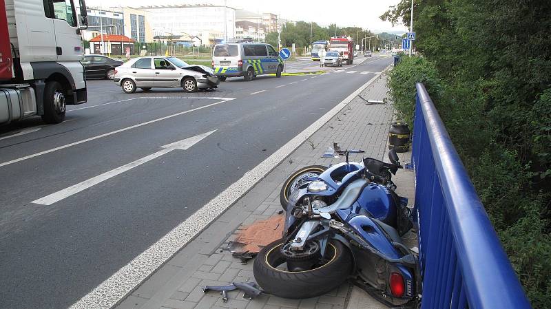 Nedala přednost motorkáři. Srážka skončila zraněním