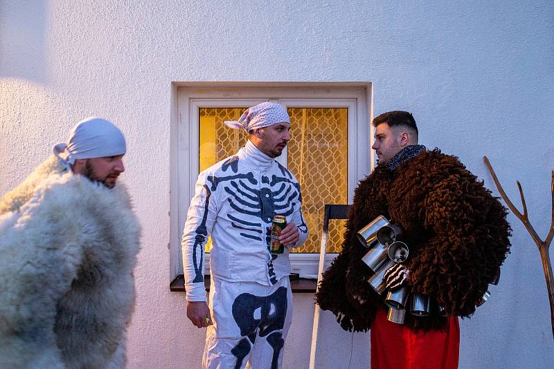 Muži v maskách čertů procházejí při oslavě svátku sv. Mikuláše, 4. prosince 2021 Valašskou Polankou na Vsetínsku.