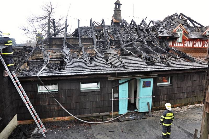 Hasiči dohašují rozsáhlý požár, který vážně poničil historickou budovy Libušína na Pustevnách postavenou podle architekta Dušana Jurkoviče; Pustevny, Prostřední Bečva, pondělí 3. března 2014.