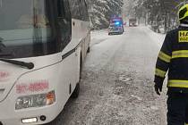 Uvízlým autobusům na Valašsku museli ze závějí pomoct hasiči. 6. února 2022