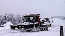 Na Pustevnách v pátek 16. dubna upravovali běžkařské stopy.