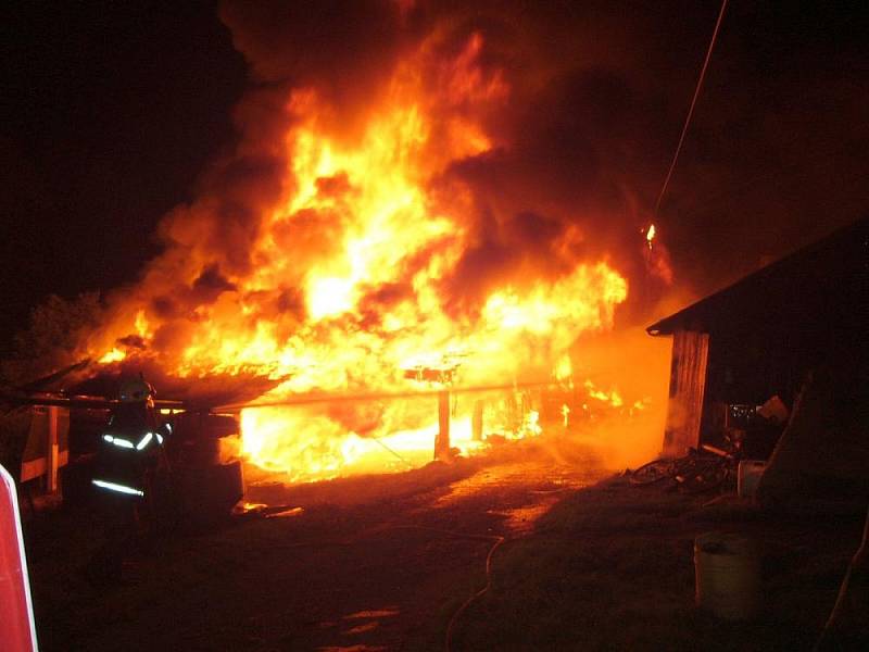 Ratiboř: stodola na samotách lehla popelem