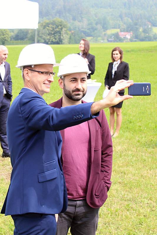 Nové byty na kopci nad Rožnovem s výhledem na Radhošť ponesou název Eden. Základní kámen položili zástupci developera, dodavatele i města 14. června 2018