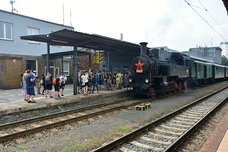 Rožnovské parní léto 2021 - jízda historickým vlakem s lokomotivou zvanou Velký býček alias Tulák v z Valašského Meziříčí do Rožnova pod Radhoštěm. sobotu 17. července